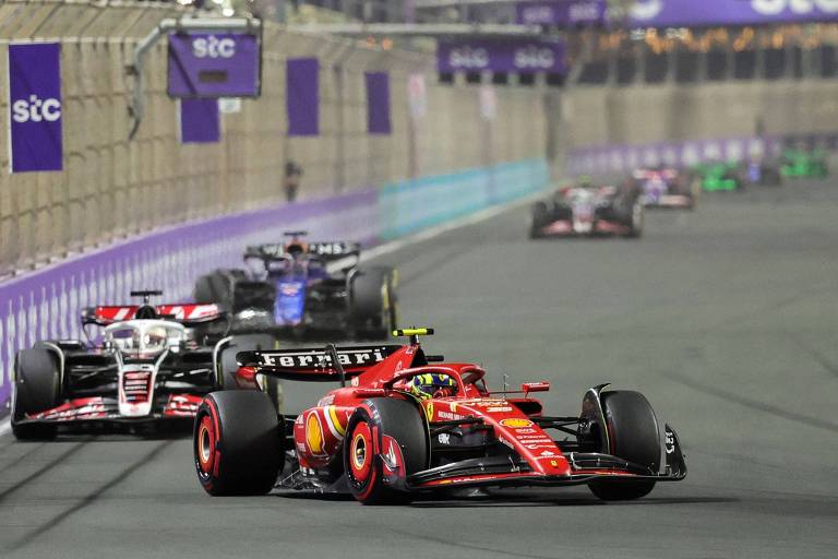 Carro da Ferrari conduzido por Oliver Bearman durante volta no GP da Arábia Saudita