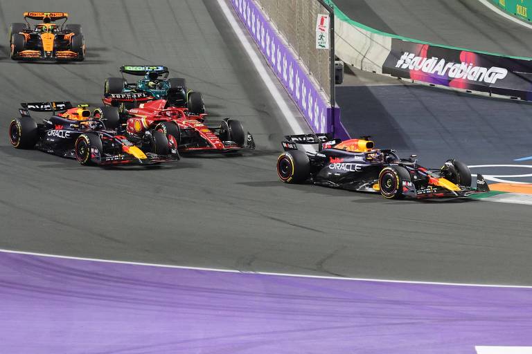 Carros de Max Verstappen, Sergio Pérez e Charles Leclerc em curva no circuito de Jiddah, na Arábia Saudita
