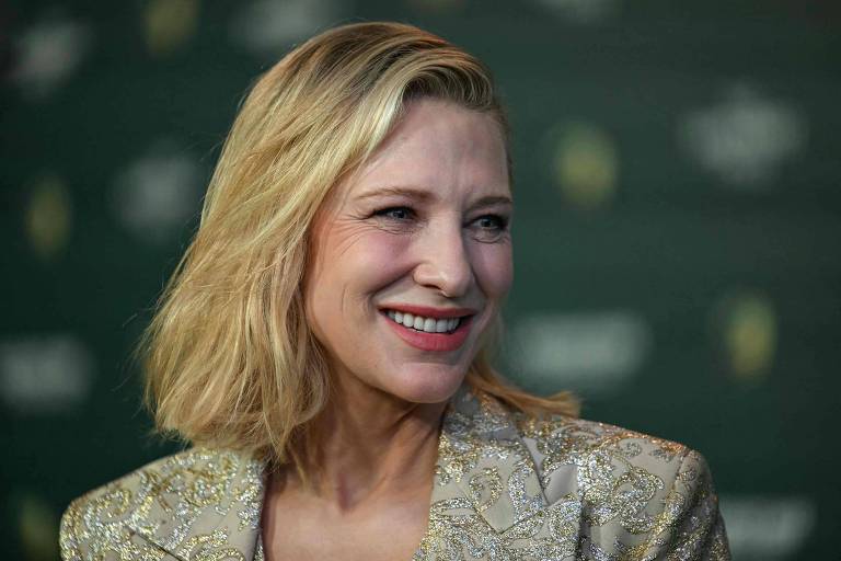 Cate Blanchett sorri ao chegar para evento em Singapura