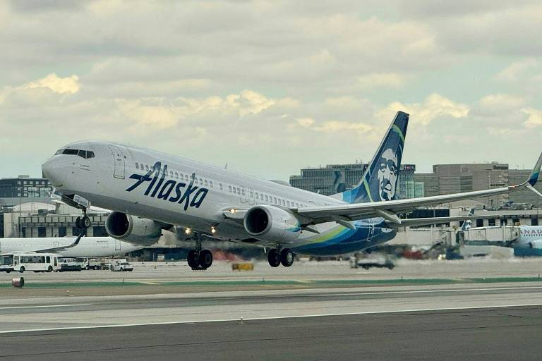 Boeing 737 da Alaska Airlines pousa com porta de carga aberta
