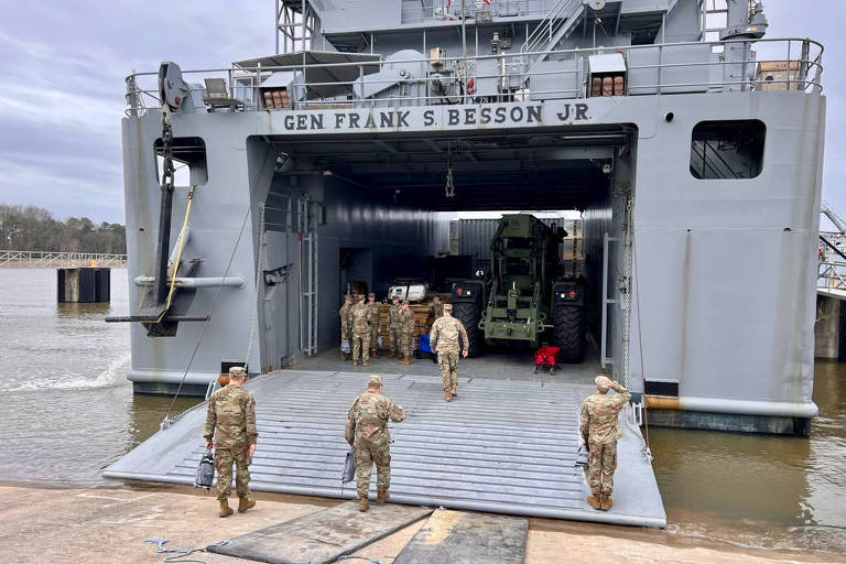 Exército dos EUA envia navio de ajuda humanitária a Gaza