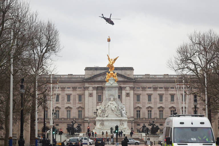 Homem é preso após colidir contra portões do Palácio de Buckingham