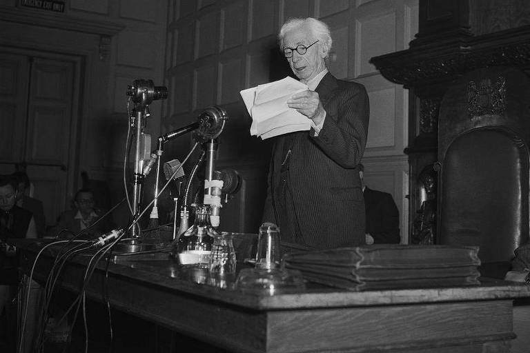 Bertrand Russell lendo o Manifesto Russell-Einstein