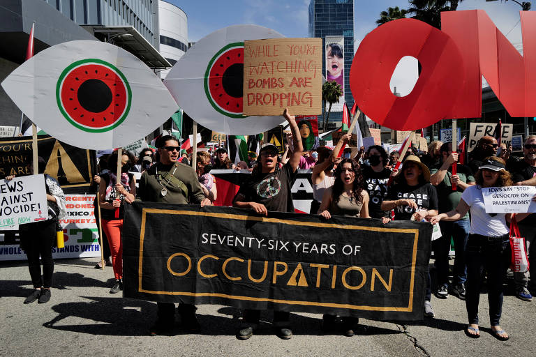 Grupo protesta contra os ataques israelenses na Palestina nas proximidades da cerimônia do Oscar