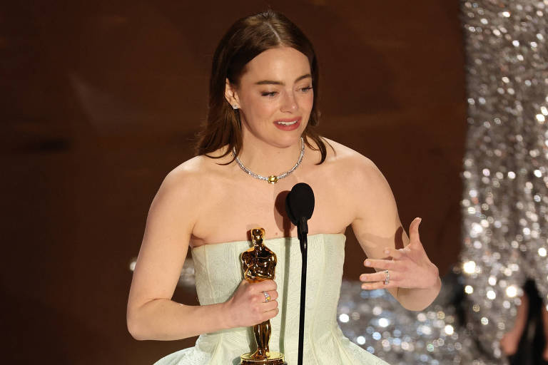 Emma Stone surpreende e leva Oscar de melhor atriz por 'Pobres Criaturas'