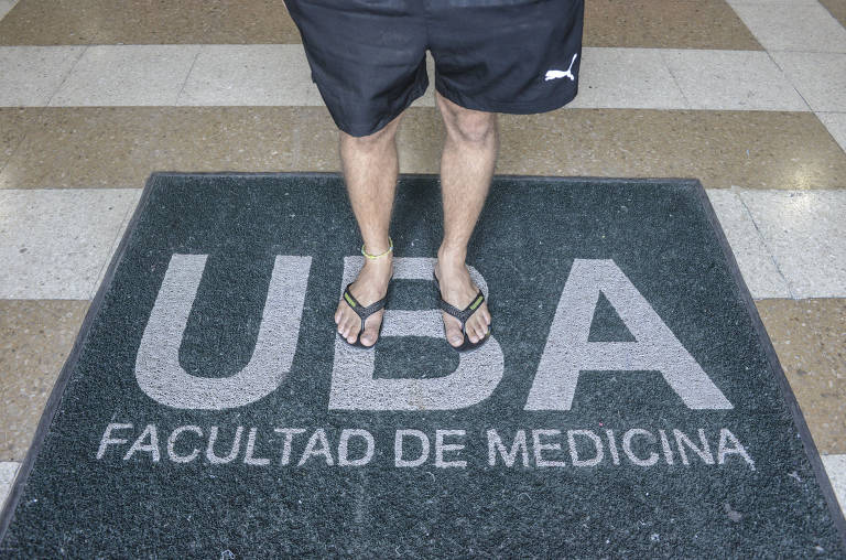 Brasileiros 'dominam' universidades de medicina na Argentina