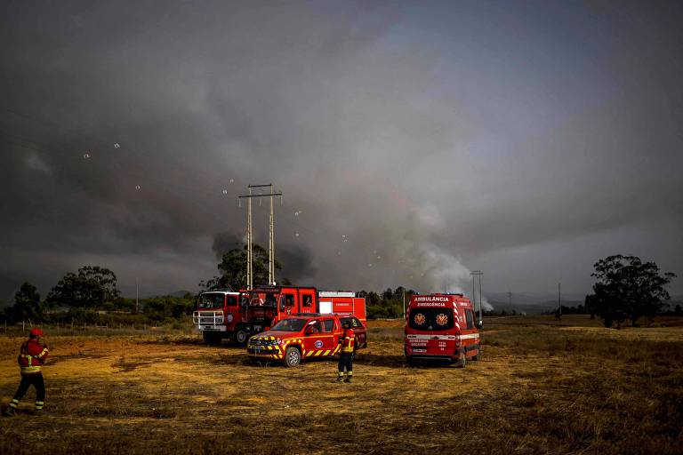 Carros de bombeiros em meio a incêndio em Portugal