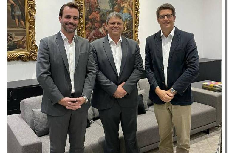 A partir da esq., o deputado estadual Lucas Bove (PL), o governador Tarcísio de Freitas (Republicanos), e o deputado federal Ricardo Salles (PL)