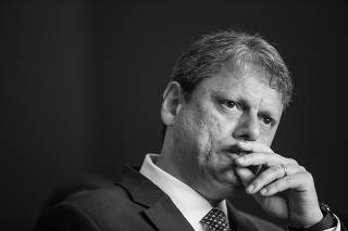 O governador Tarcísio de Freitas durante entrevista coletiva no Palácio dos Bandeirantes 