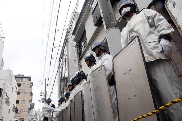 Polícia japonesa cerca prédio onde fica sede da Yakuza na cidade de Kobe 