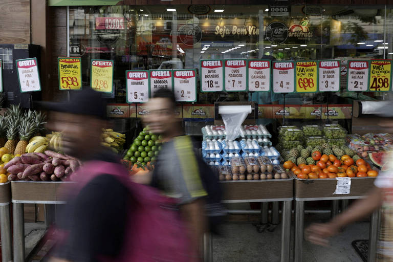 Clientes observam preços em supermercado do Rio de Janeiro