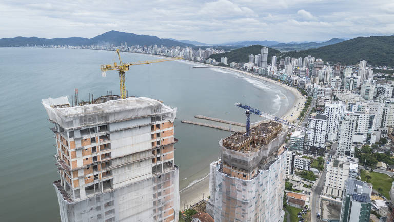 vista aérea de prédios em construção com mar ao fundo