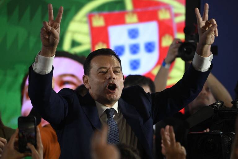 Luís Montenegro, líder da Aliança Democrática, coligação de direita, comemora vitória nas eleições de Portugal
