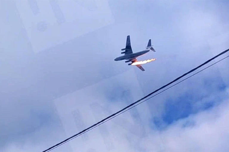 Avião com 15 pessoas a bordo cai na Rússia após motor pegar fogo; veja vídeo