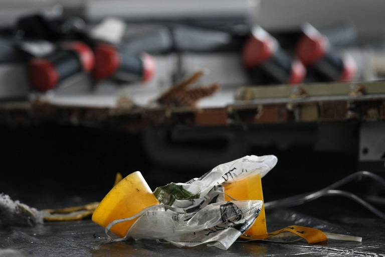 Close de alguns dos primeiros destroços e objetos da aeronave Air France A330, voo AF447, perdido em pleno voo sobre o oceano Atlântico Jene 1st e recuperado do mar, no hangar da base aérea, em Recife, nordeste do Brasil. 228 pessoas de 32 nacionalidades  incluindo 58 brasileiros  morreram quando o Airbus A330 caiu no meio do Atlântico