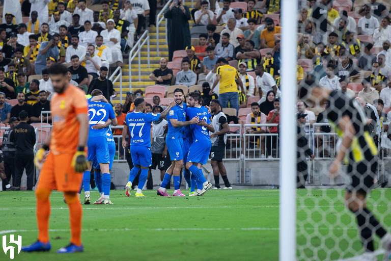 Jogadores do Al Hilal comemoram gol em vitória por 2 a 0 contra o Al Ittihad no estádio King Abdullah Sports City, em Jeddah, na Arábia Saudita
