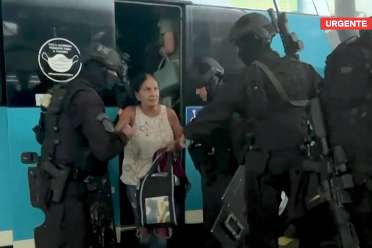 Reféns são liberados após o sequestrador se entregar depois de quase três horas de negociações com a polícia na rodoviária do Rio de Janeiro