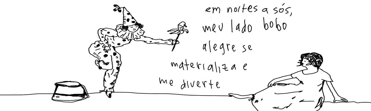 A tirinha em preto e branco de Estela May, publicada em 13/03/24, traz uma mulher sentada no chão enquanto assiste uma mulher vestida de palhaço de pé em sua frente. Em meio ao desenho, a frase “em noites a sós, meu lado bobo alegre se materializa e me diverte”