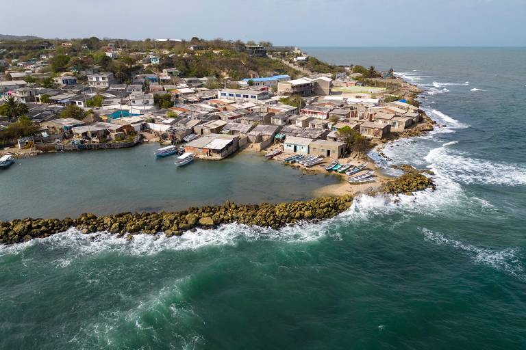Vista aérea de casas afetadas pela elevação do nível do mar na Ilha Tierra Bomba, na cidade de Cartagena, na Colômbia.