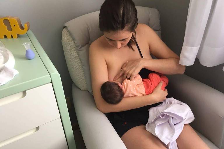 Camila Lopes amamenta a filha, gerada por gestação compartilhada com a mulher