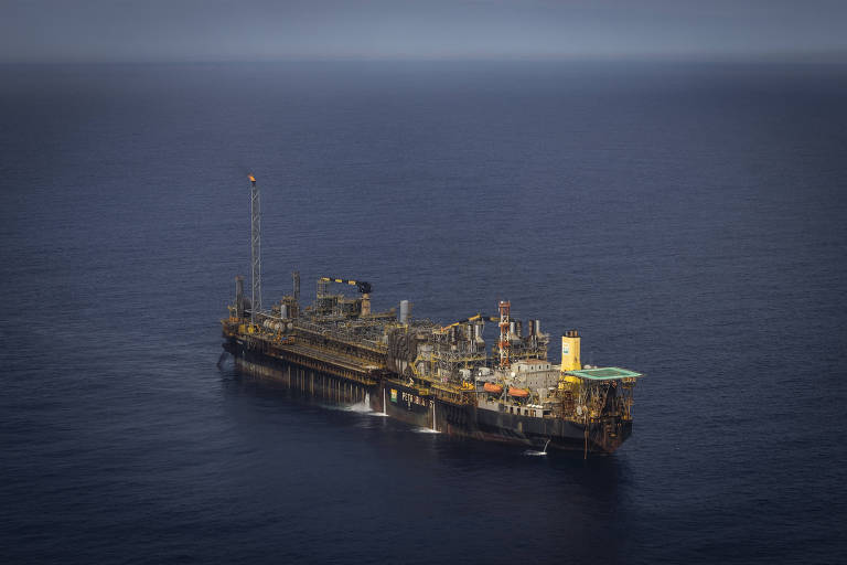 Plataforma de extração de petróleo meio do mar