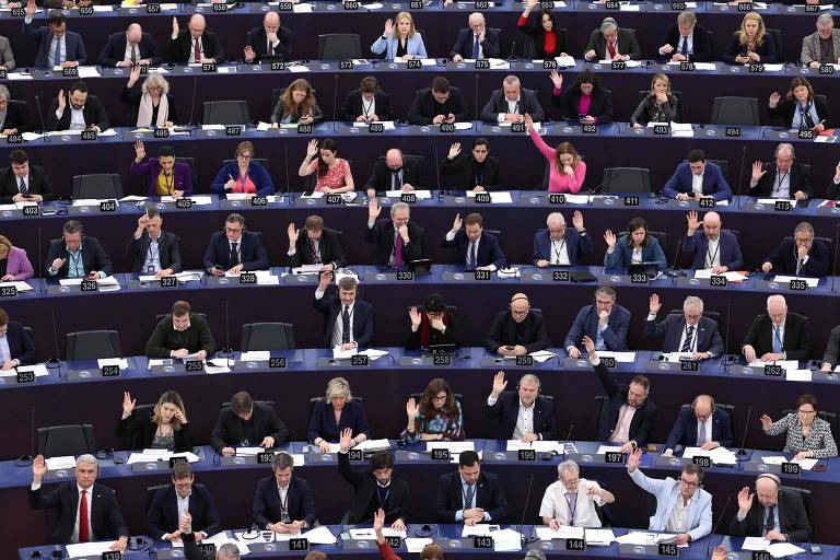 Membros do Parlamento Europeu em votação, na sede da Casa em Estrasburgo, no leste da França