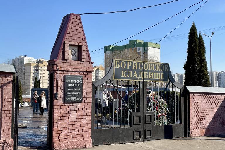 Cemitério onde opositor de Vladimir Putin foi enterrado é palco de homenagens