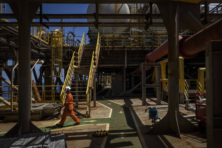 A P-57 é do tipo FPSO, que produz, armazena e transfere petróleo e gás