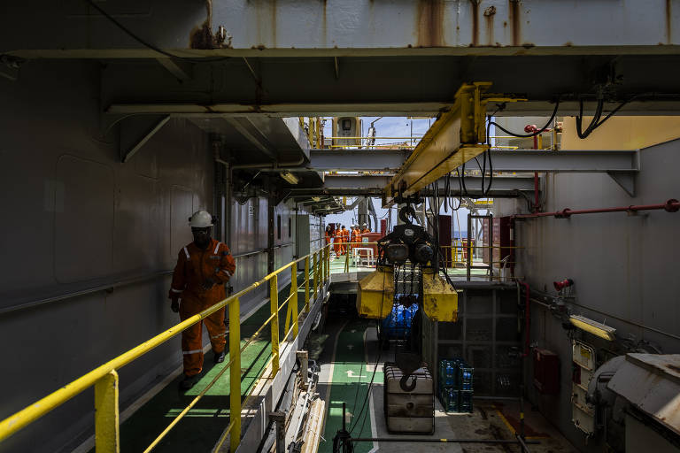 A plataforma tem 157 funcionários por turno, que é de 15 dias no continente e 15 dias em alto-mar