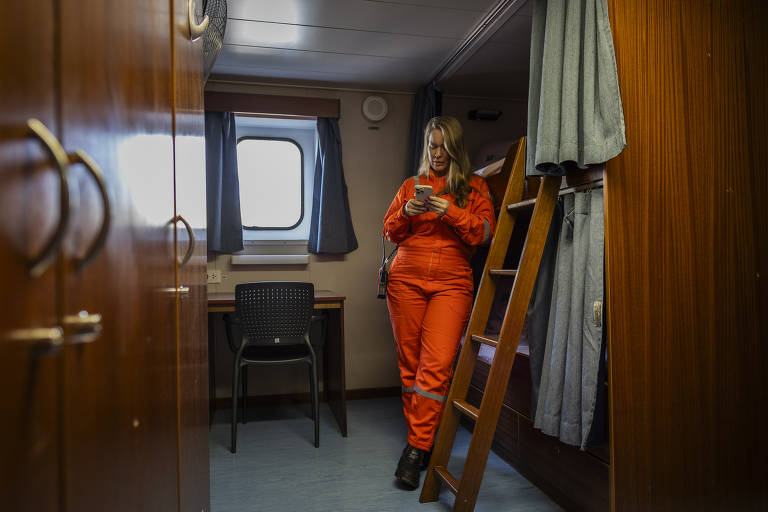 Um dos camarotes da plataforma, onde funcionários dormem