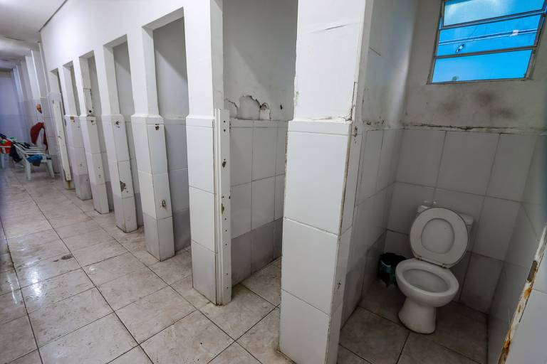 Albergue da Prefeitura de São Paulo tem quarto lotado e banheiros sem porta