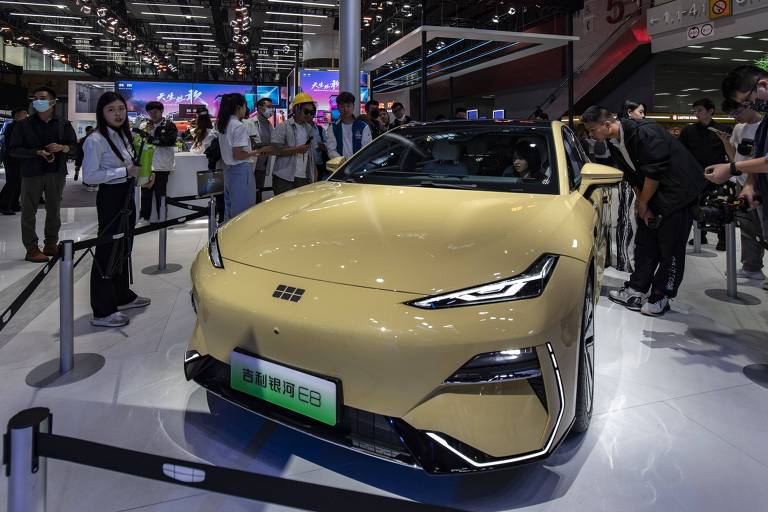 Modelo de carro elétrico chinês da cor amarela