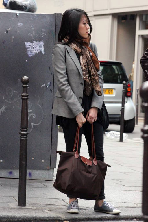 Mulheres usando bolsa Longchamp