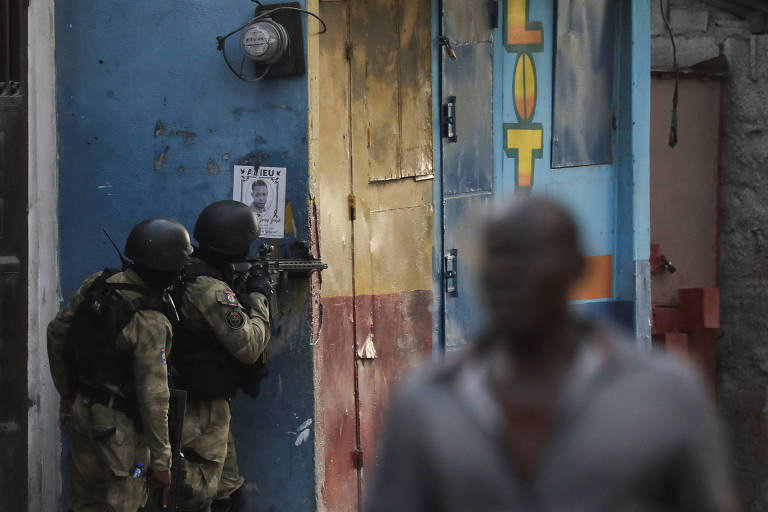 Membros da Polícia Nacional Haitiana durante operação contra gangues armadas na capital Porto Príncipe