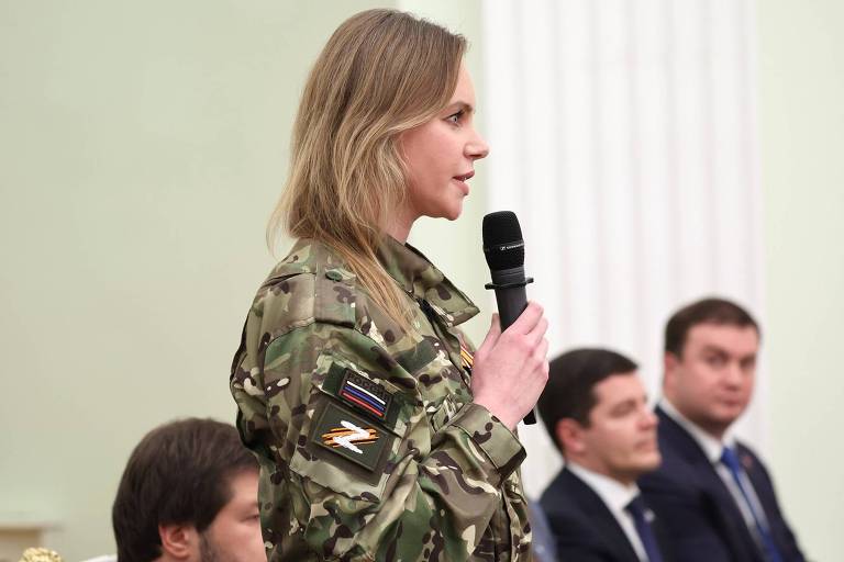 'Uniforme militar lhe cai muito bem', diz Putin a enfermeira russa; veja vídeo