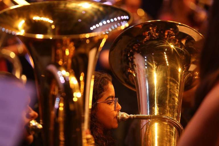 Marina de Oliveira, 19, toca tuba na Filarmônica do Divino, em Sergipe