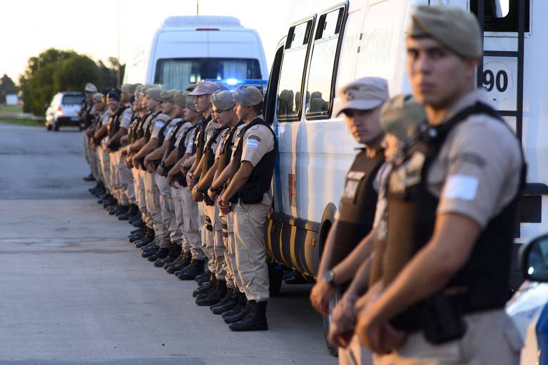 Membros das forças federais chegam a Rosário, na Argentina, para ajudar no combate à onda de violência 