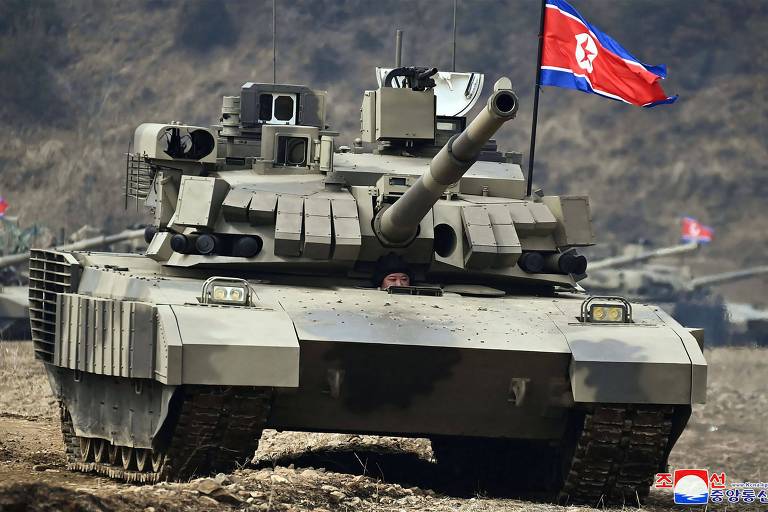 Kim Jong-un dirige tanque de guerra na Coreia do Norte