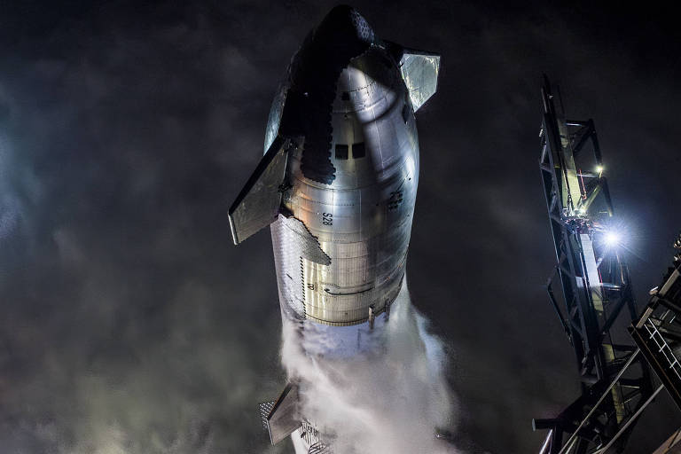 Veículo Starship é abastecido durante ensaio de lançamento, em Boca Chica, Texas