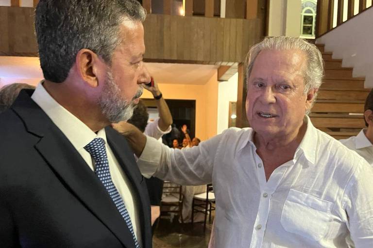 Arthur Lira (e) conversa com o ex-ministro José Dirceu (d).