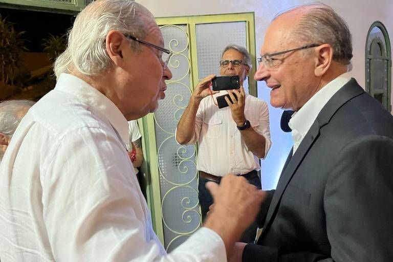 O ex-ministro José Dirceu (e) ao lado do vice-presidente, Geraldo Alckmin (d).