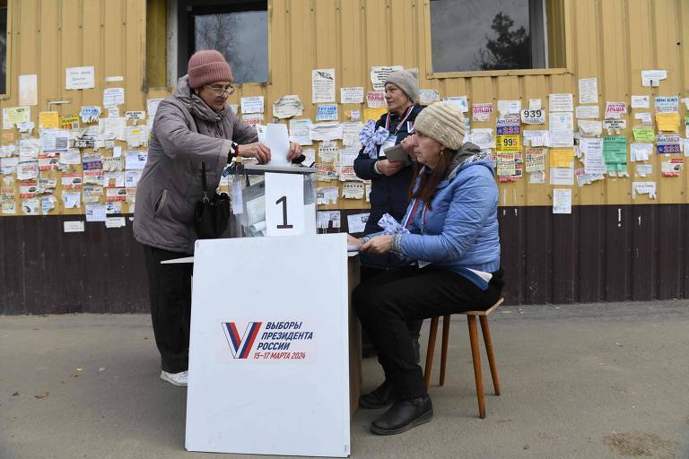 Mulher vota numa seção eleitoral móvel em Mariupol, cidade ucraniana ocupada pela Rússia