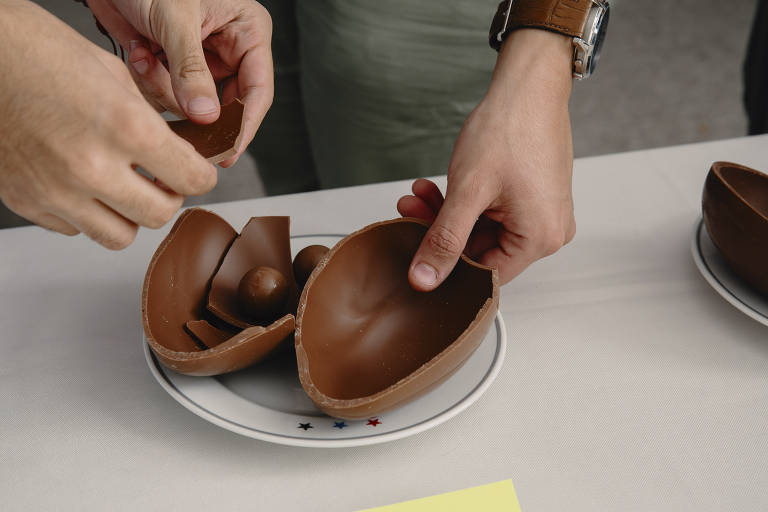 Degustação de ovos de Páscoa de chocolate ao leite na sede da Folha