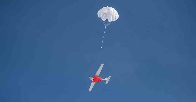 Drone Orlan-10 pousando com paraquedas e bolsa inflável de amortecimento