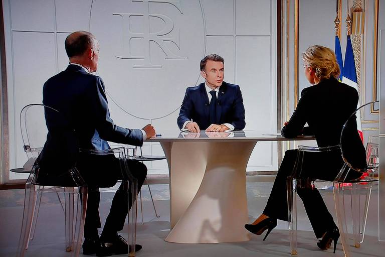 Macron concede entrevista no Palácio do Eliseu aos jornalistas Gilles Bouleau e Anne-Sophie Lapix