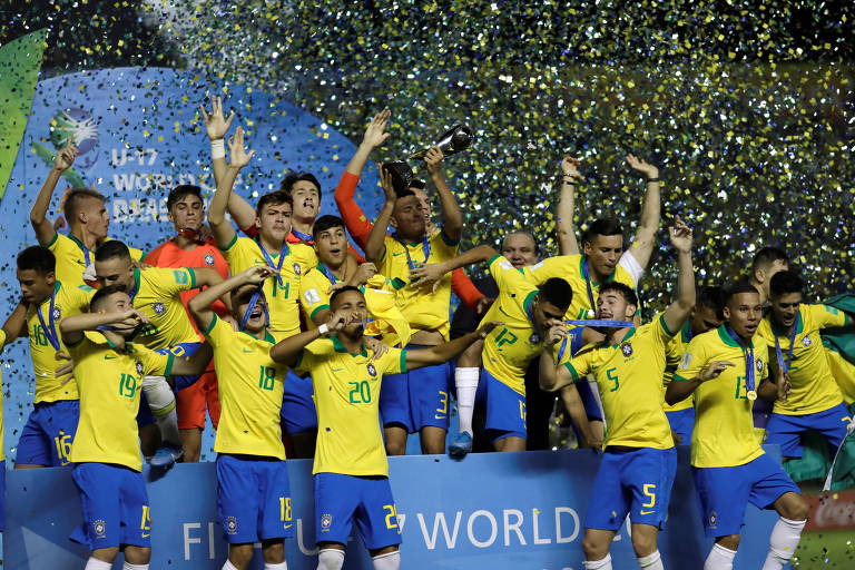Jogadores do Brasil comemoram conquista da Copa do Mundo sub-17 após baterem na final o México