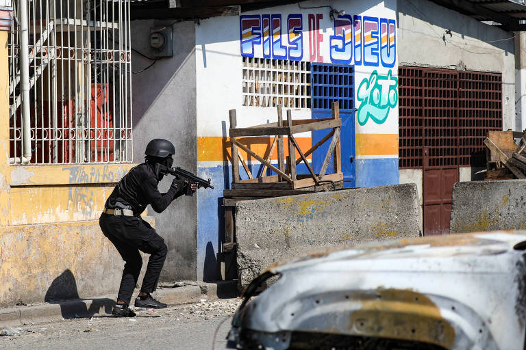 Policial no entorno de penitenciária em Porto Príncipe, que foi alvo de incêndio depois de fuga de prisioneiros no início do mês