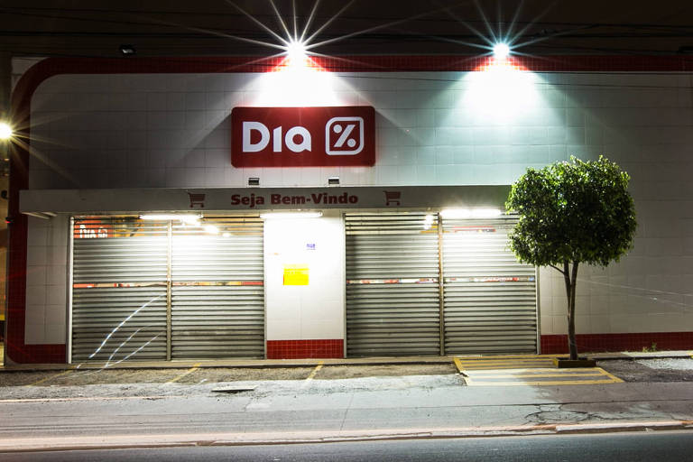 Supermercado Dia com portas fechadas durante à noite em São Paulo, SP