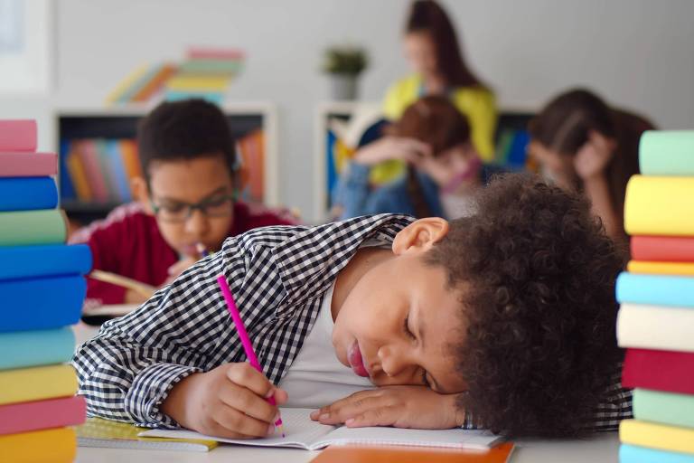 Crianças e adolescentes que chegam com sono nas escolas preocupam especialistas