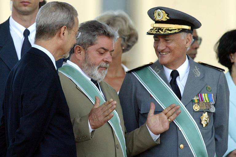 O ministro José Viegas (Defesa, à esq), o presidente Lula e o comandante do Exército, Francisco Albuquerque em palanque durante cerimônia do Dia do Exército em 2004 